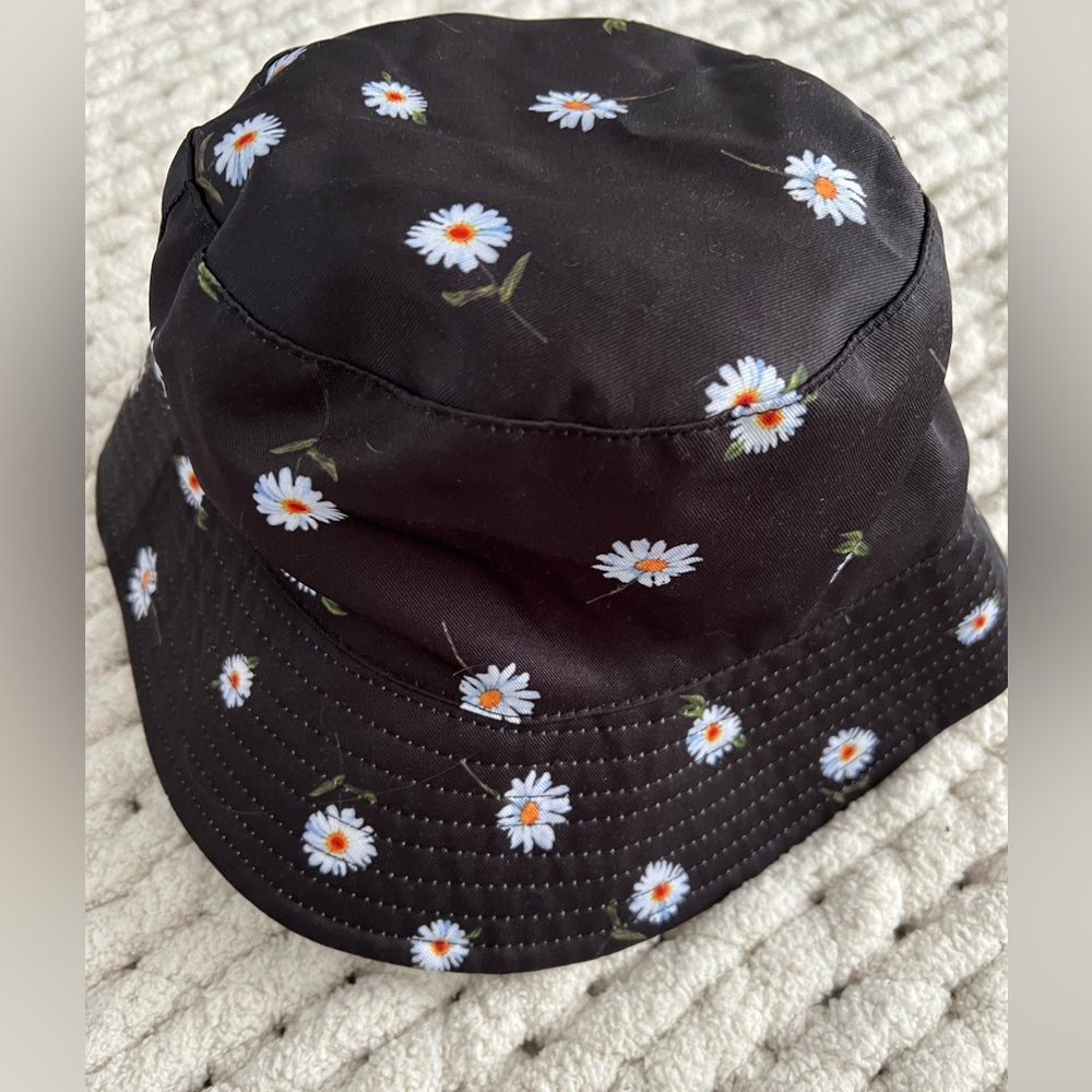 alice + olivia Daisy Reversible Sun Bucket Hat, NWOT, Black Daisy/White - Picture 9 of 14